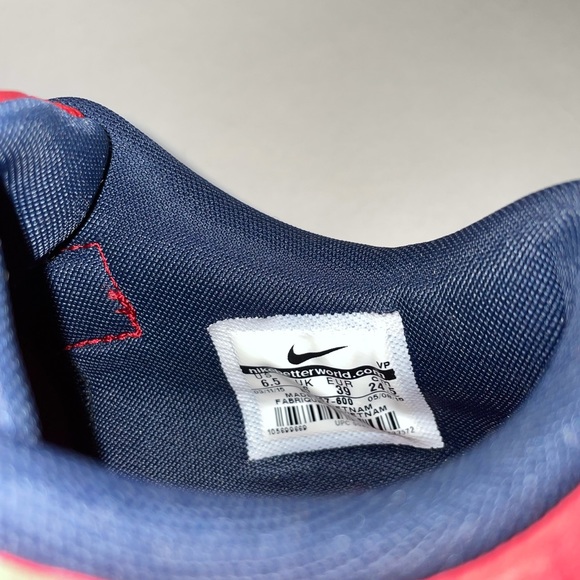 Red Nike suede sneakers shoes - Picture 4 of 6